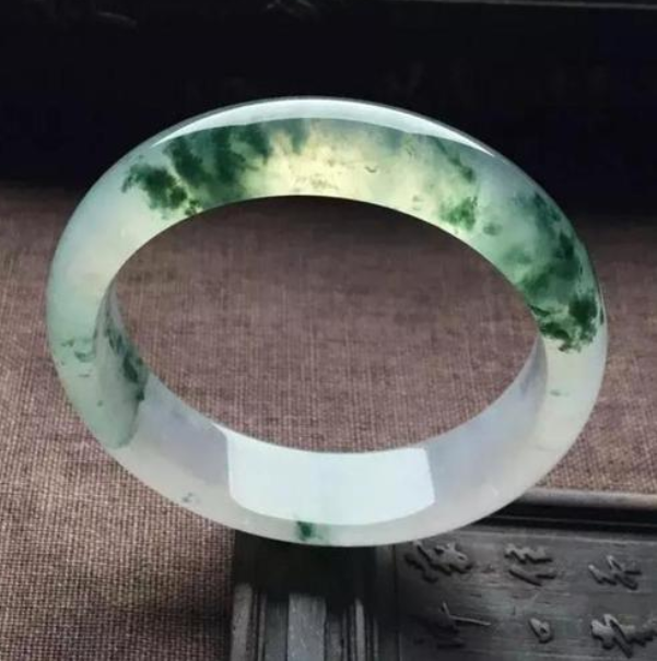 翡翠手镯|翡翠手镯上的飘花是什么？为啥有飘花的翡翠那么贵？