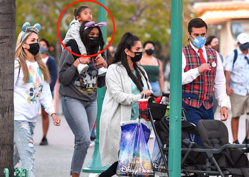 瓦妮莎|太暖！科比18岁女儿充当爸爸，把妹妹扛在肩头，瓦妮莎莫名心酸