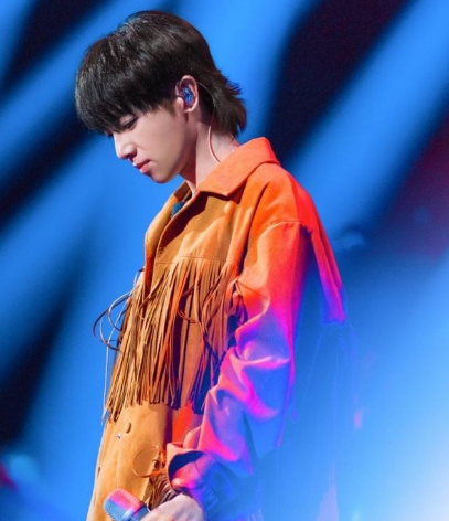 张碧晨|张碧晨晒跨年照片，被手上钻戒抢镜，疑似和华晨宇有新进展