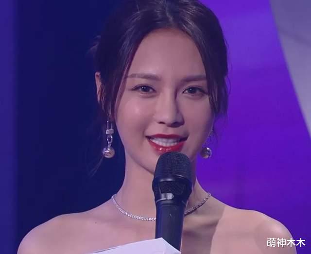 沈梦辰|818晚会女星造型：关晓彤又发福，沈梦辰穿绿裙，欧阳娜娜非主流