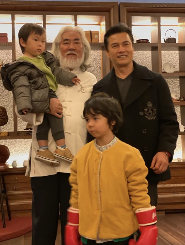 张纪中|70岁张纪中老来得子，和1岁女儿甜蜜互动，女儿五官似妈翻版