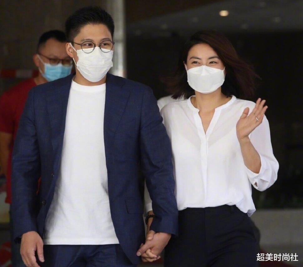 超美时尚社|郭晶晶现身音乐会，穿白衬衫优雅知性，一条黑裙子反复穿太节俭