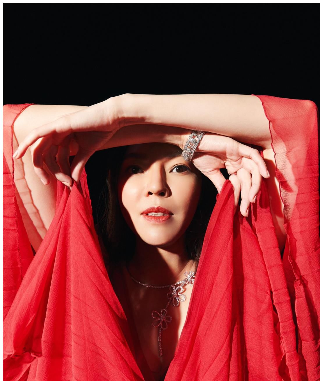 欧阳娜娜|百亿豪门女主人曾馨莹,34岁嫁58岁首富,连生三胎还想拼四胎