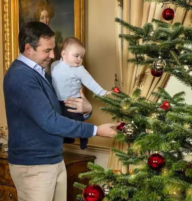 圣诞节|卢森堡小王子奶萌亮相圣诞全家福，初见大个布偶熊有点怕怕真可爱