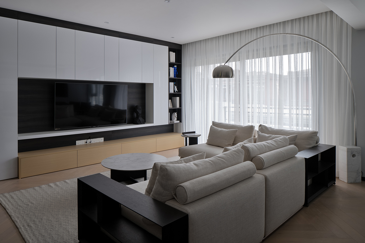 163㎡简约跃层,时尚黑白灰+暖心跳色,既稳重又温馨