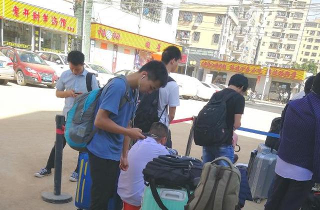 腾讯|“工厂大量招工”，工厂严重缺人，到底给员工一个月多少工资呢？