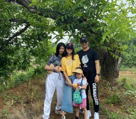 章子怡|汪峰两女儿弹琴为母庆生，章子怡笑得合不拢嘴，继女表情被指冷淡