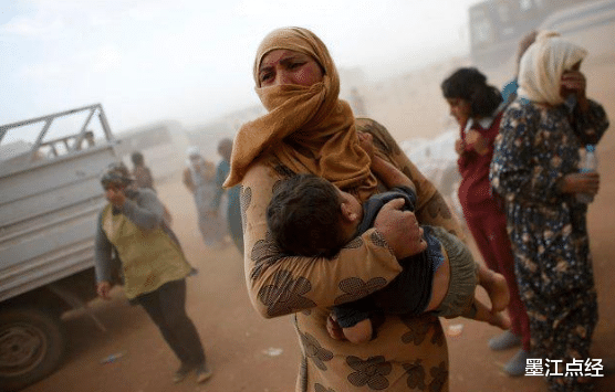 敘利亞女子被掛上牌子，當商品一樣被人挑選，照片看哭眾人-圖5