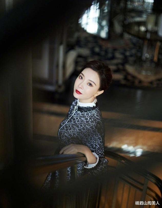 峨眉山周美人|看了陈数的穿搭才明白，优雅得体才最美，很适合四十岁女人