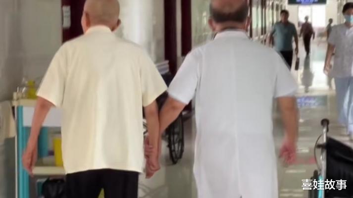 喜娃故事|66岁的医生带99岁父亲出诊,看见我他就很开心