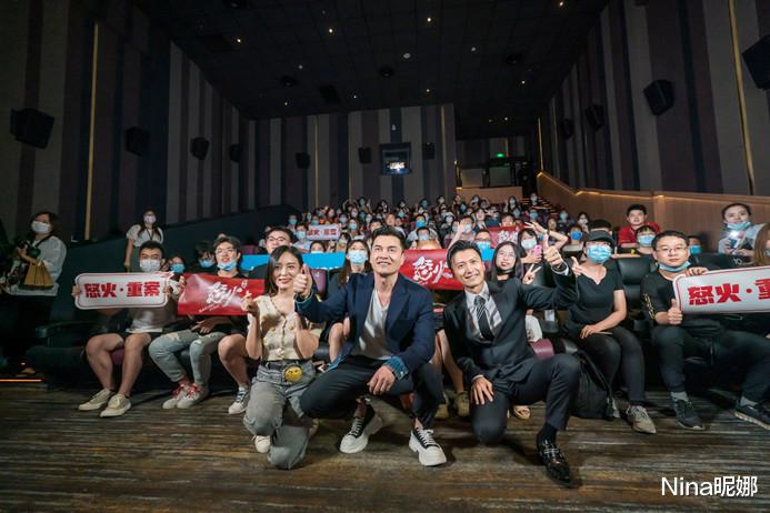 西装|谢霆锋现身首映礼,穿西装单手插袋太帅,41岁学父亲戴耳钉像后辈