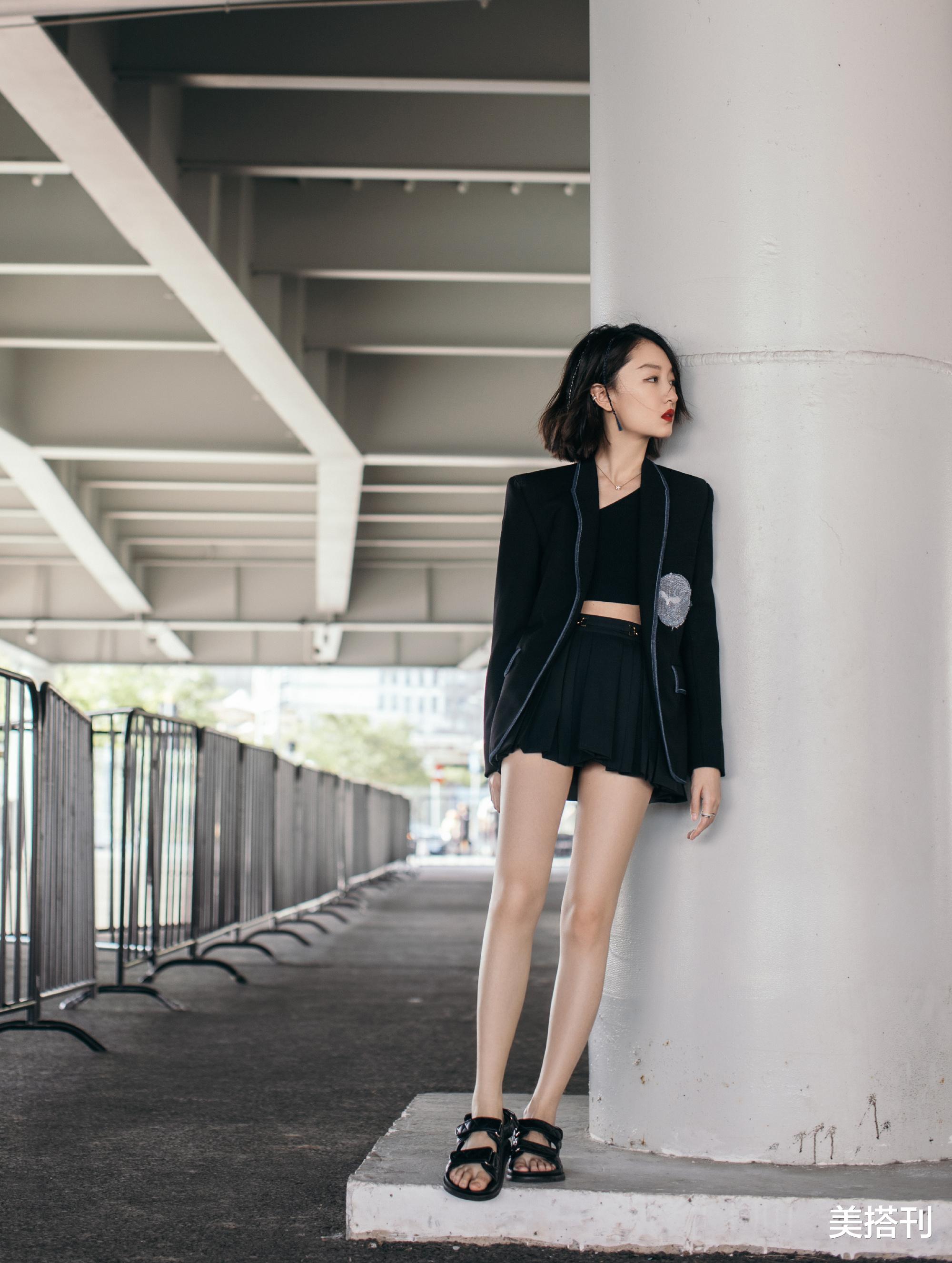 周冬雨|周冬雨原来可以这么高级！西装短裙配拖鞋，小学生一秒变成女霸总