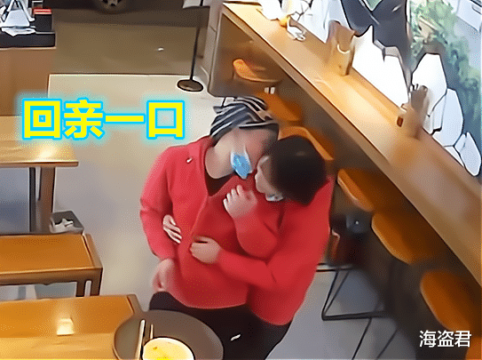 成都一餐馆,女收银员蹑手蹑脚抱住男后厨,两人互亲一口迅速分开