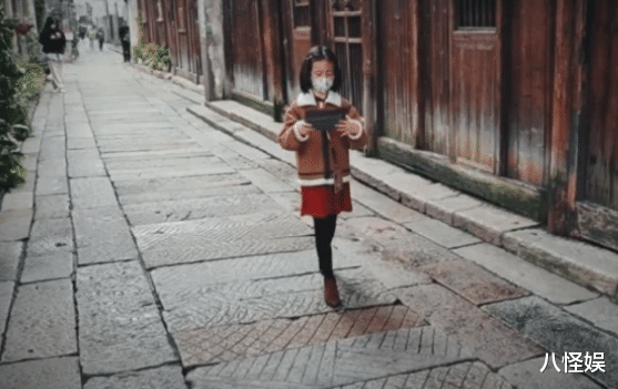 街拍|好节俭！孙莉分享女儿穿戴旧鞋旧帽，多妹自信拍照宛如小超模