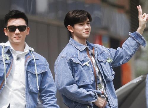 吉克隽逸|跑男9首期生图曝光，蔡徐坤跟吉克隽逸肤色差明显，baby耀眼