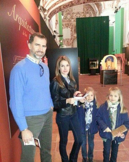 当年的明月|西班牙俩公主小时候与外婆看表演，索菲亚满脸好奇，可爱极了