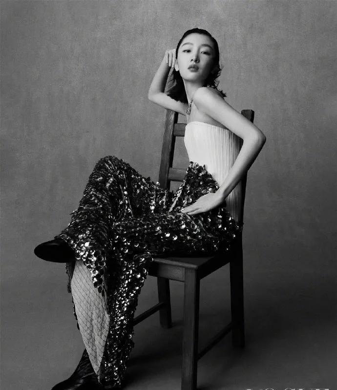 肖战|2022开年刊：杨幂豹纹妖艳，刘亦菲御姐范，肖战成万花丛中一点绿