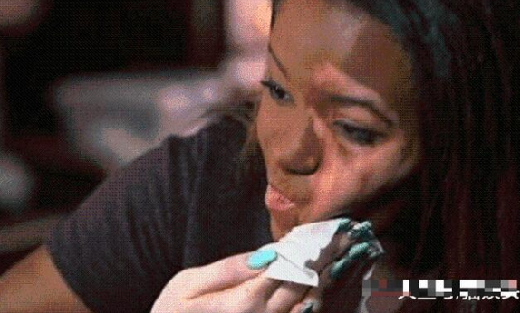 女孩|女子坚持化妆7年，家人都忘记她素颜的样子，看到没化妆的她后没法淡定