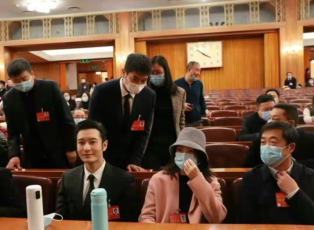 文代会|文代会闭幕！章子怡坐头排被团宠，穿粉衣戴渔夫帽放不下偶像包袱