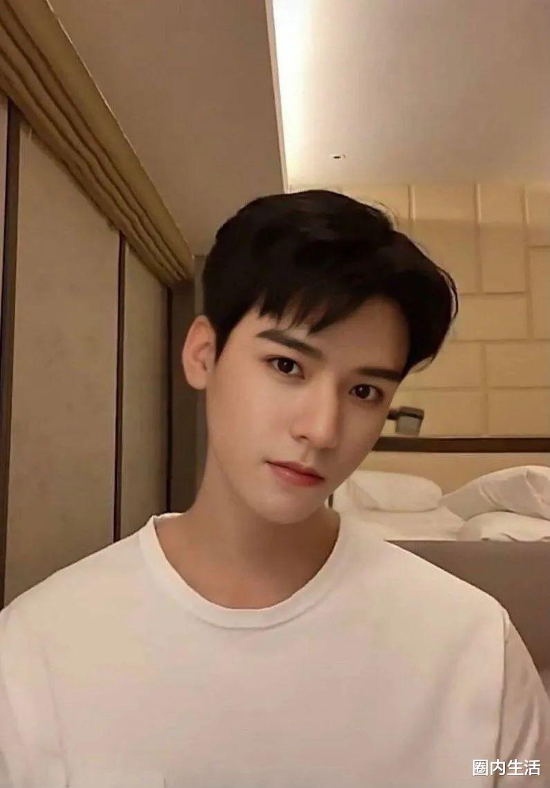 齐焱|吴磊家人很看重他的工作事务，赚钱的业务都是挂名在他妈妈那里的