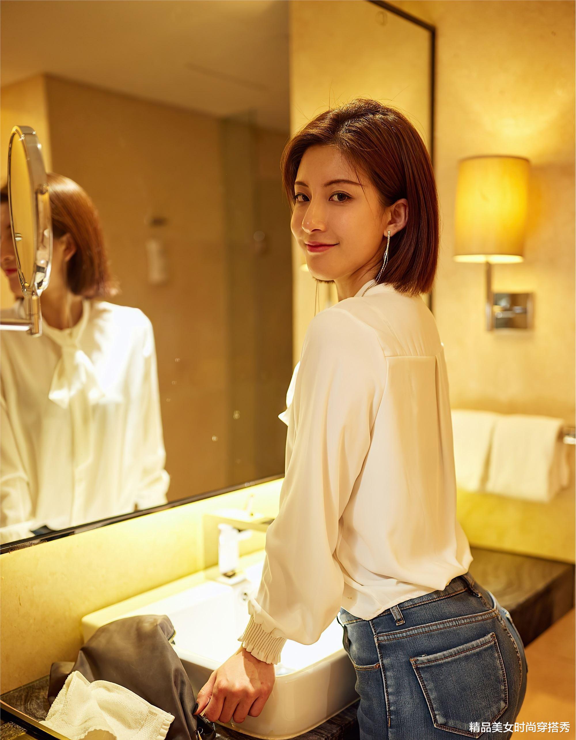 |米白色的雪纺衬衫,简约时尚,下搭一条高腰牛仔裤,休闲又时尚