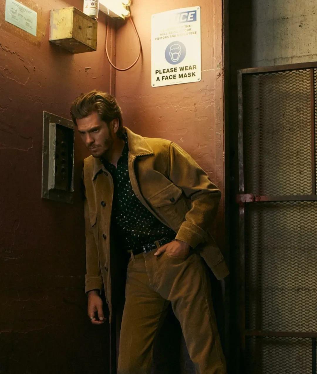 育邻人|组图：“蜘蛛侠”安德鲁·加菲尔德杂志大片，秋日型男风度翩翩