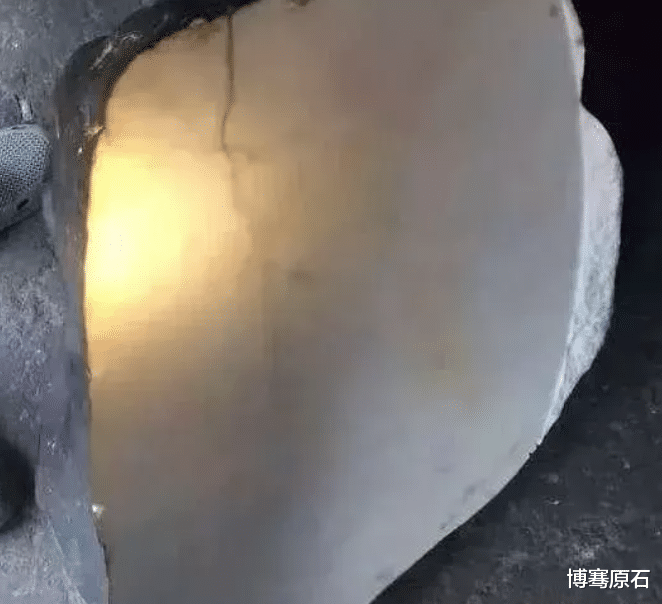 翡翠|刷爆圈内的“乌皮擦口”翡翠原石，一刀切开货主直接气晕，百万打了水漂！