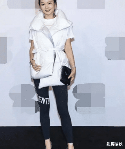 乱舞椿秋 张艺谋带妻子出席活动，本人算不上很漂亮，但气质一般人比不上