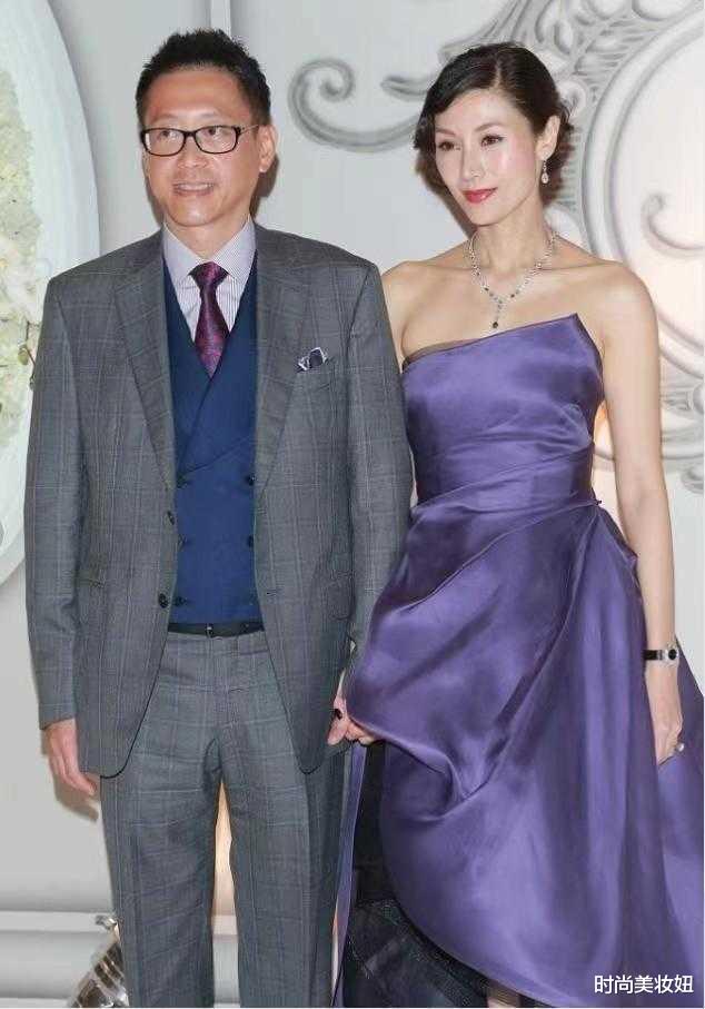 李嘉欣|李嘉欣难怪能嫁入豪门，穿紫色连衣裙也这么贵气，这才是真贵妇