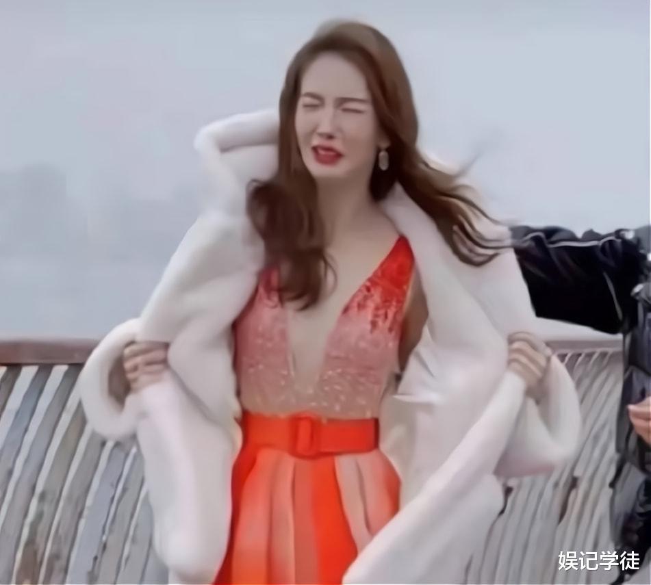 万茜|万茜迎着寒风拍写真照，脸蛋冻得通红，结束后男助理为她擦拭眼泪