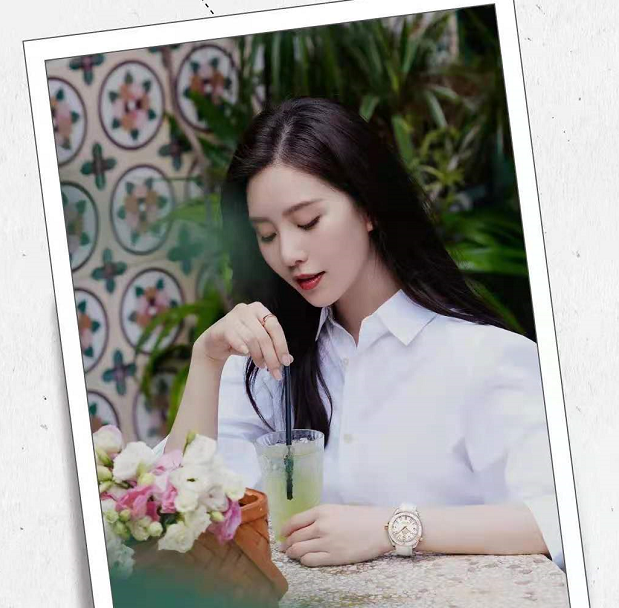 刘诗诗|刘诗诗海边大片像拍偶像剧！穿白衬衫骑单车长发飘飘，笑容比蜜甜