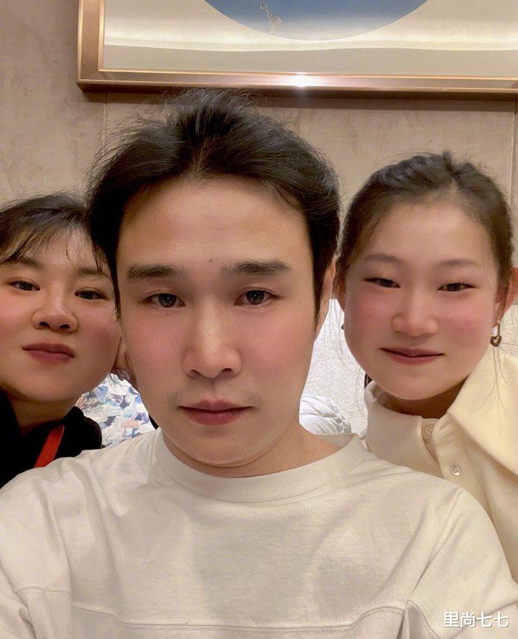 紫薯 小沈阳一家三口过年,妻子换新发型大变样,女儿高级脸似爸复制