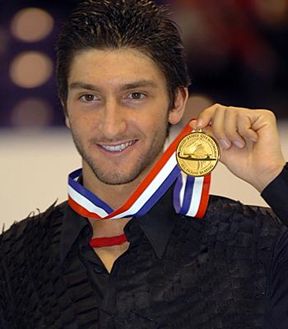 雷萨|27岁花滑王子，和63岁婚纱女王恋爱7年没名分，转身迎娶泰国名媛