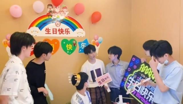 肖战|TNT为严浩翔庆生，丁哥礼物宝贵，真源送成长经验，耀文很贴心