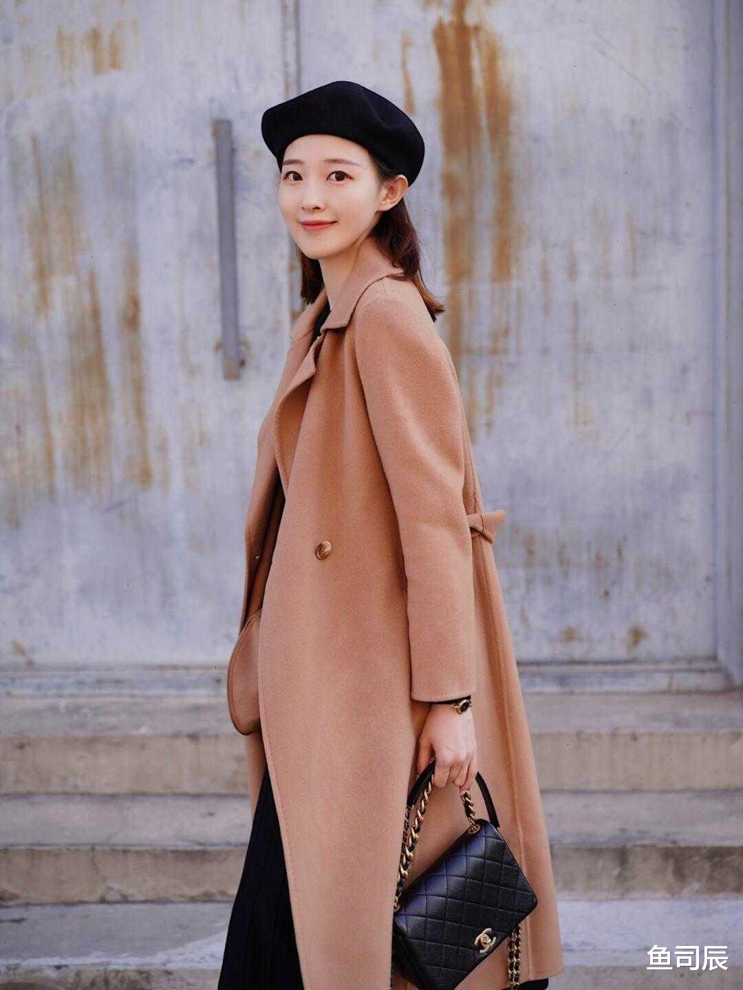 鱼司辰 中年女人衣品在于精,不在于多,今年这几款单品,时髦又有气质