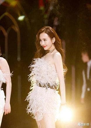 王鸥|王鸥参加妹妹婚礼，打扮低调热情没架子，绯闻男友何九华疑现身