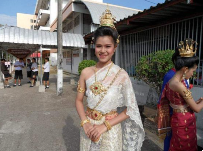 章子怡|提拉蓬高颜值旧照亮相，貌若天仙造型绝美，待遇优厚远超西拉米