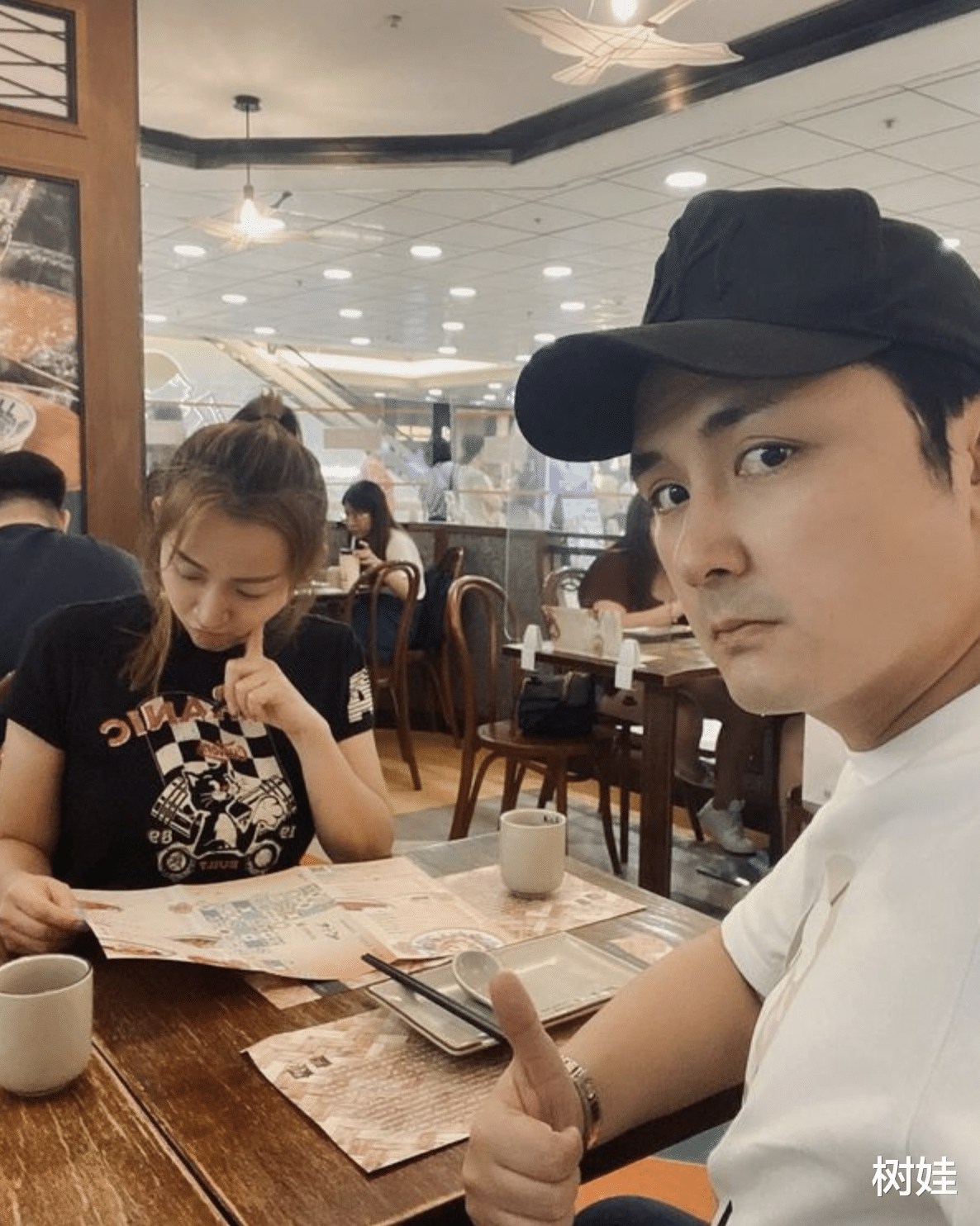 李泳豪|李泳豪携女友吃饭秀恩爱，交往半年感情稳定，李家鼎施明心急催婚