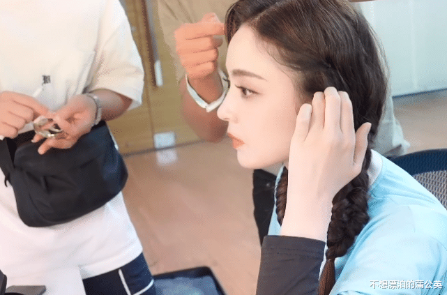 古力娜扎|娜扎在快本后台做造型，原相机下比工作人员白了好几度，脸在发光