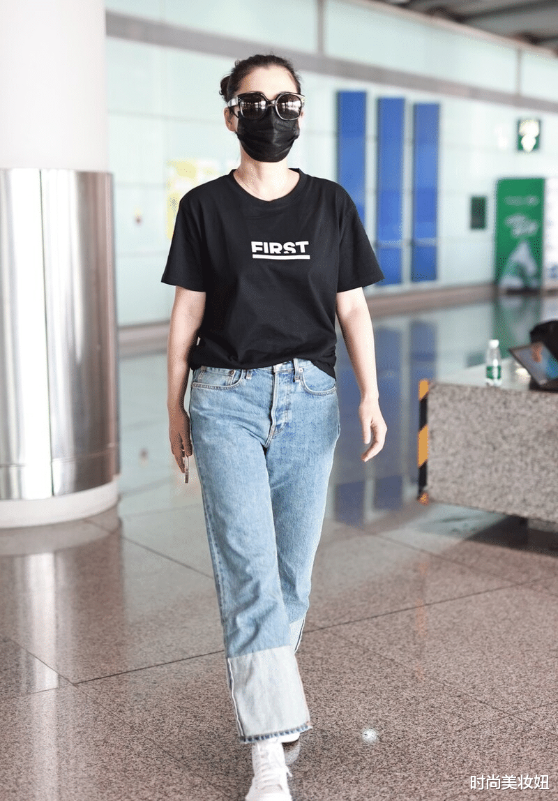 时尚美妆妞|梅婷瘦身后太会穿了，黑色T恤配拼色牛仔裤走机场，简约却很高级