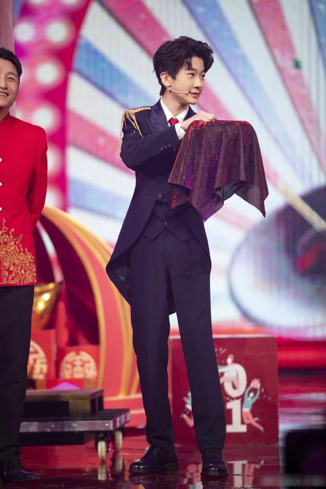 小小志|荣梓杉个子直奔190，14岁石头和郭涛一样高？身高长腿拿捏住了