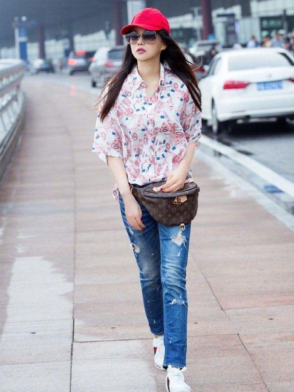 何有强|伊能静与儿子走机场让人惊艳!穿一身休闲装亮相,看着像姐弟