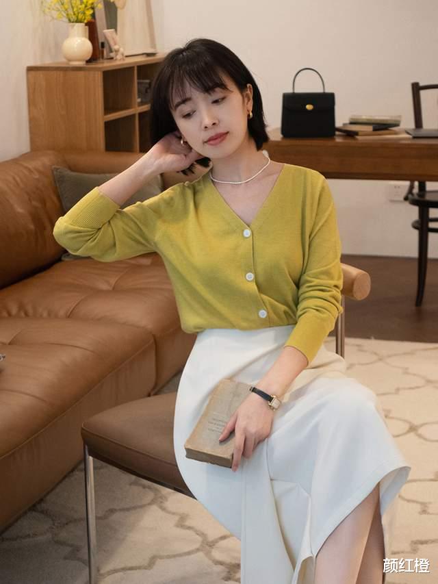 颜红橙|秋季怎么穿出高级感？毛衣外套搭配牛仔半裙减龄俏皮，保暖舒适