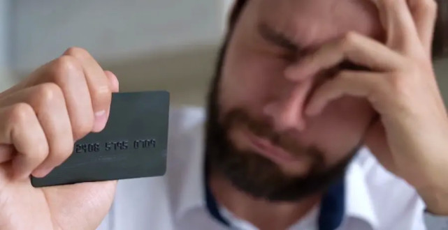 警察 一家六口离奇失踪，警察在花园阳台下挖出尸体，而丈夫却不翼而飞