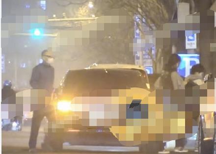 李现|63岁制片人和小34岁女星回家！车上抱出孩子，女方曾和李现传绯闻