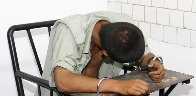 女孩 水上漂浮的铁皮箱，一具怀孕七月的女尸，一场长达十二年的追捕