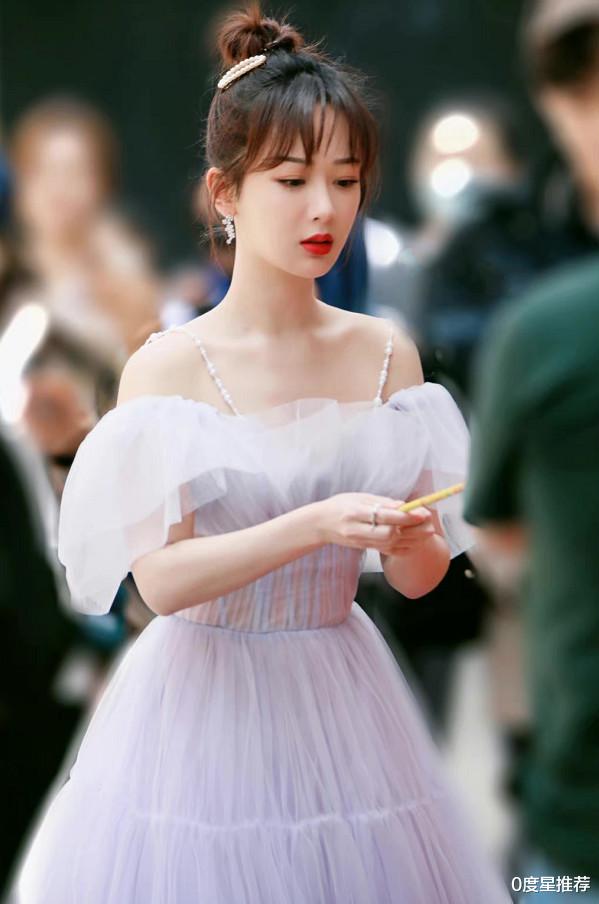 杨紫|有种“敢穿”叫减肥后！杨紫白裙只靠两根细带吊着，天鹅颈秀出惹人叹