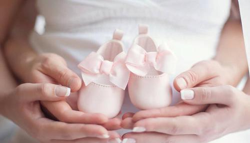 舜网 女婴刚出生，就被妈妈绑在床上一动不能动，爸爸在一旁偷偷抹泪