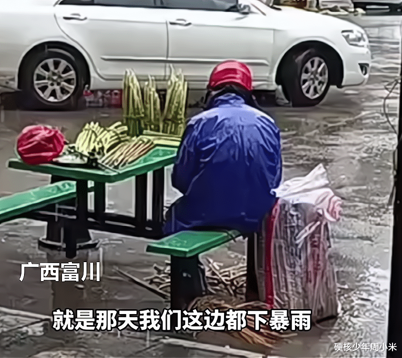 硬核少年周小米 广西富川：男子暴雨中坚持剥笋卖笋，不卖完不收摊