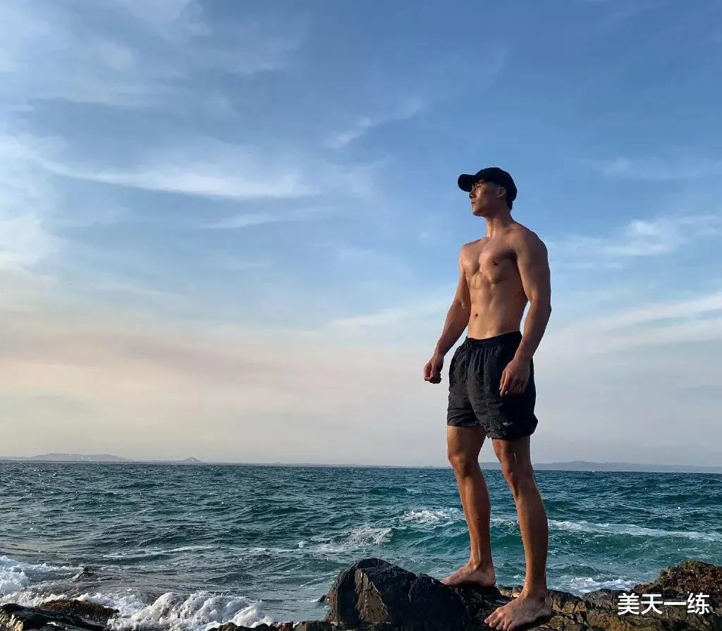 |96年老师参加相亲大会，身高185cm，肌肉照走红，粉丝尖叫：老公